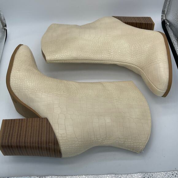 Journee Collection Womens Western Boots Size 7.5 Cowboy Ivory Ankle Boots New - Picture 13 of 14